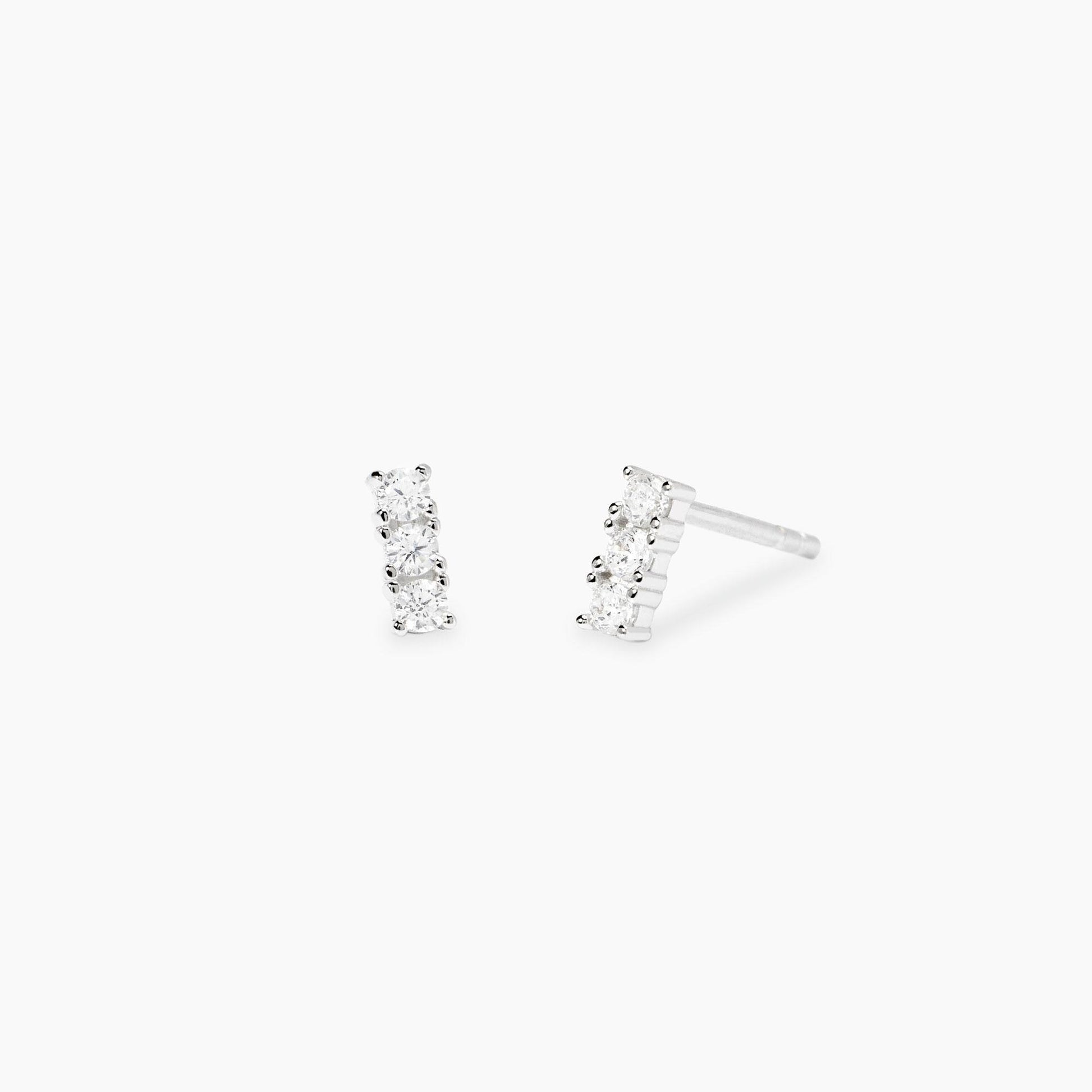 Orecchini a lobo Mabina in argento 925 con punti luce diamanti lab grown 0,05 carati ciascuno (totale 0,10 ct) taglio brillante.