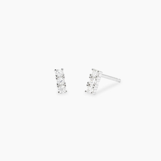 Orecchini a lobo Mabina in argento 925 con punti luce diamanti lab grown 0,05 carati ciascuno (totale 0,10 ct) taglio brillante.