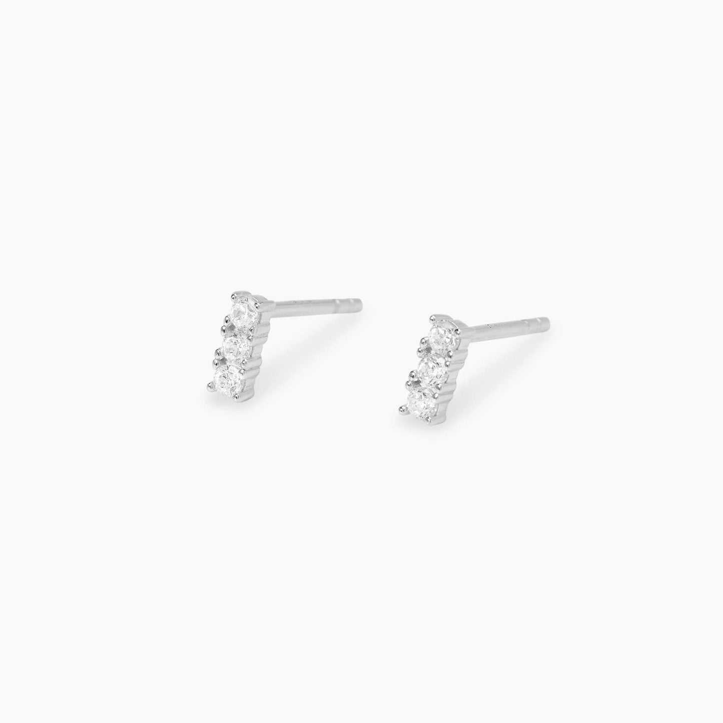 Orecchini a lobo Mabina in argento 925 con punti luce diamanti lab grown 0,05 carati ciascuno (totale 0,10 ct) taglio brillante.