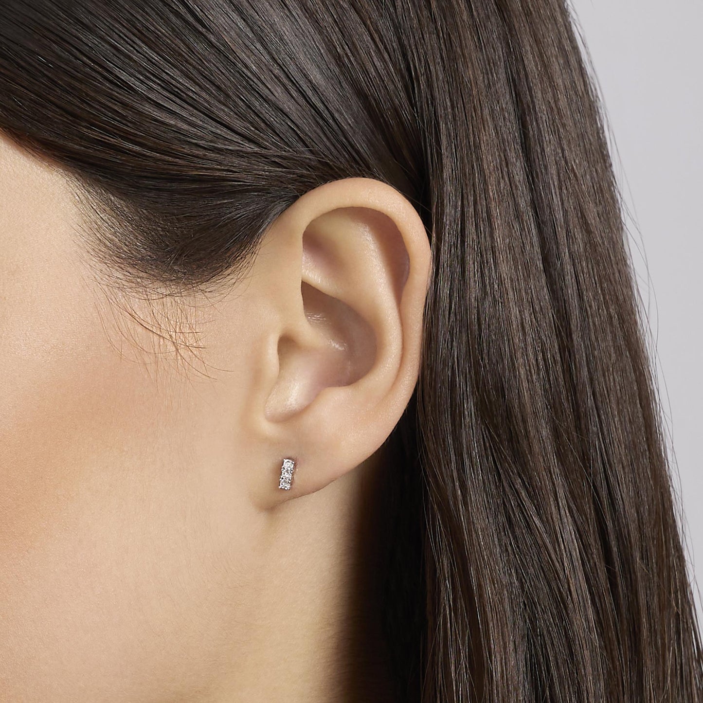 Orecchini a lobo Mabina in argento 925 con punti luce diamanti lab grown 0,05 carati ciascuno (totale 0,10 ct) taglio brillante.