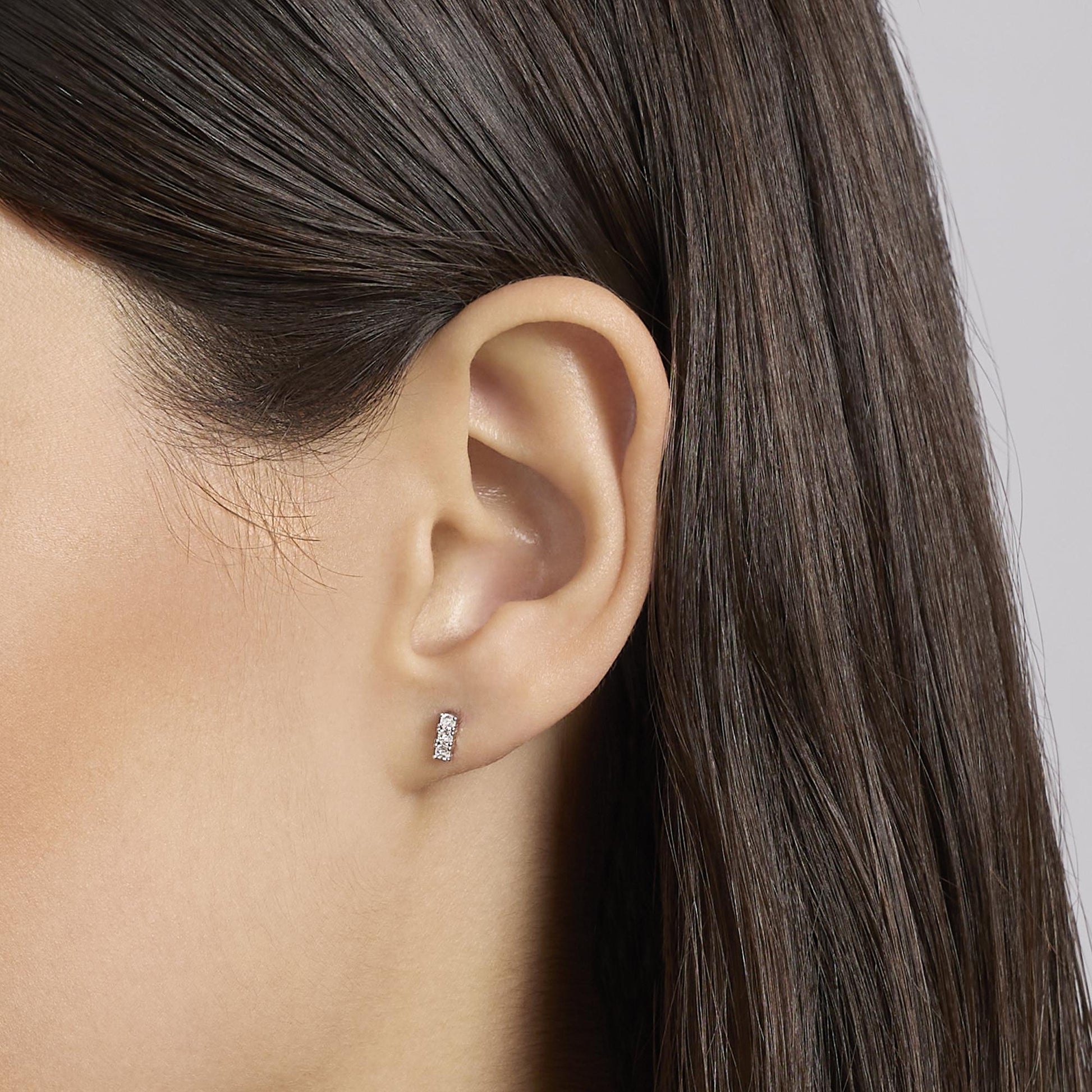 Orecchini a lobo Mabina in argento 925 con punti luce diamanti lab grown 0,05 carati ciascuno (totale 0,10 ct) taglio brillante.