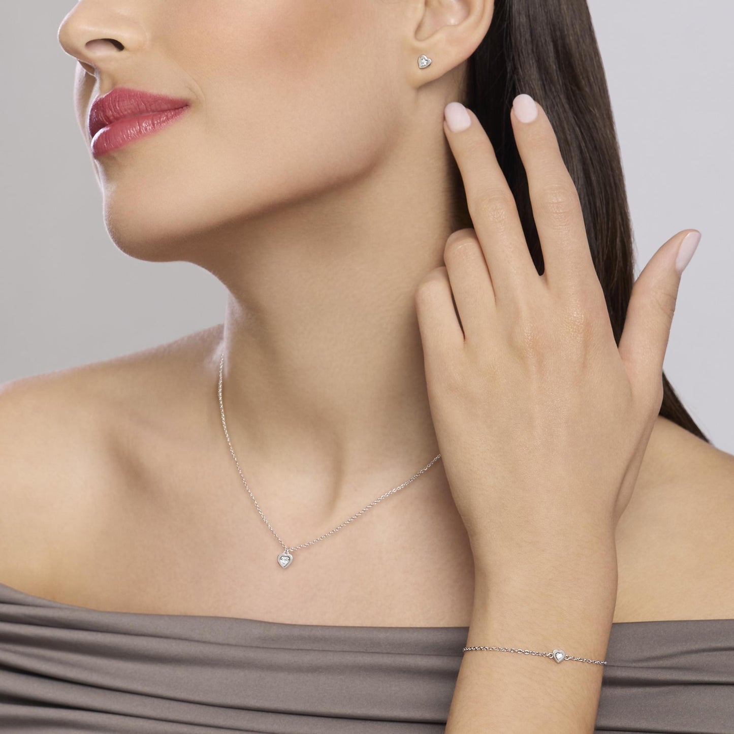 Orecchini a lobo Mabina in argento 925 con punti luce diamanti lab grown 0,07 carati ciascuno (totale 0,14 ct) taglio brillante.