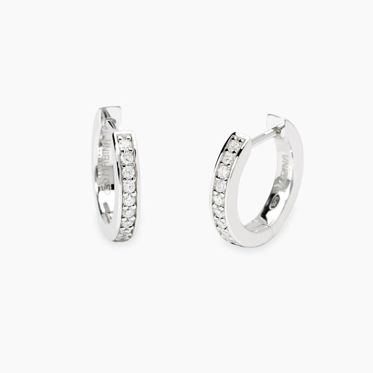 Orecchini a lobo Mabina in argento 925 con punti luce diamanti lab grown 0,10 carati ciascuno (totale 0,20 ct) taglio brillante.
