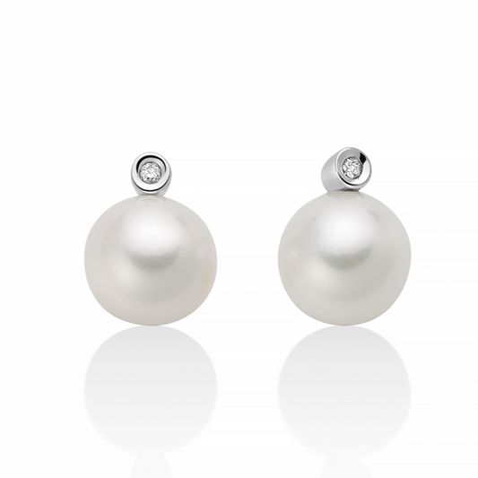Orecchini Miluna a lobo in oro bianco 18kt con perla bianca rotonda e diamanti naturali incastonati.