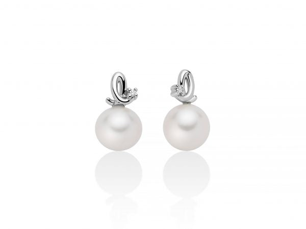 Orecchini Miluna a lobo in oro bianco 18kt con perla bianca e diamante naturale incastonato su montatura geometrica.