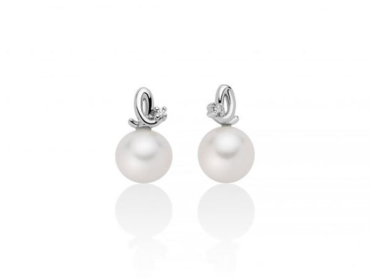 Orecchini Miluna a lobo in oro bianco 18kt con perla bianca e diamante naturale incastonato su montatura geometrica.