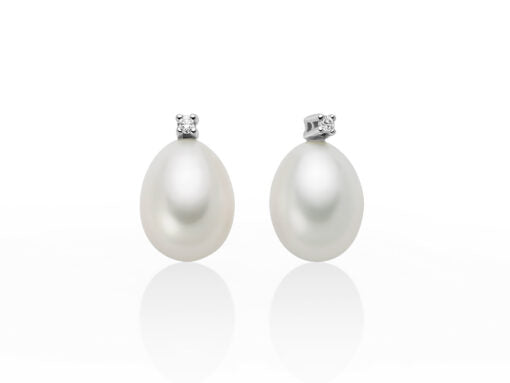 Orecchini pendenti Miluna in oro bianco 18kt con perle coltivate a goccia e diamanti naturali taglio brillante.