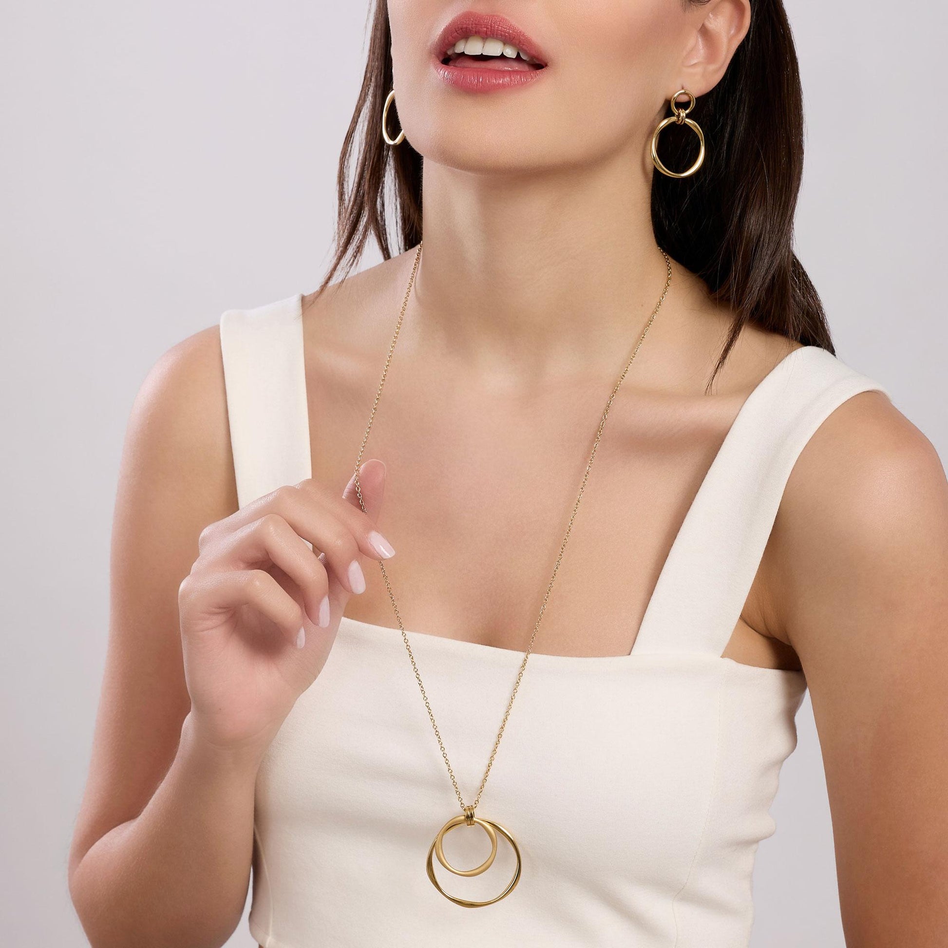 Acquista gli orecchini pendenti Kidult 861088 Style. In acciaio 316L con pietre di Agata Blu naturale. Eleganza, luce e colore su Alfano Gioielli, la tua gioielleria a Palermo.