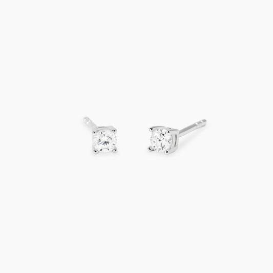 Orecchini pendenti Mabina in argento 925 con chiusura a scatto e punto luce diamante lab grown 0,10 carati ciascuno.
