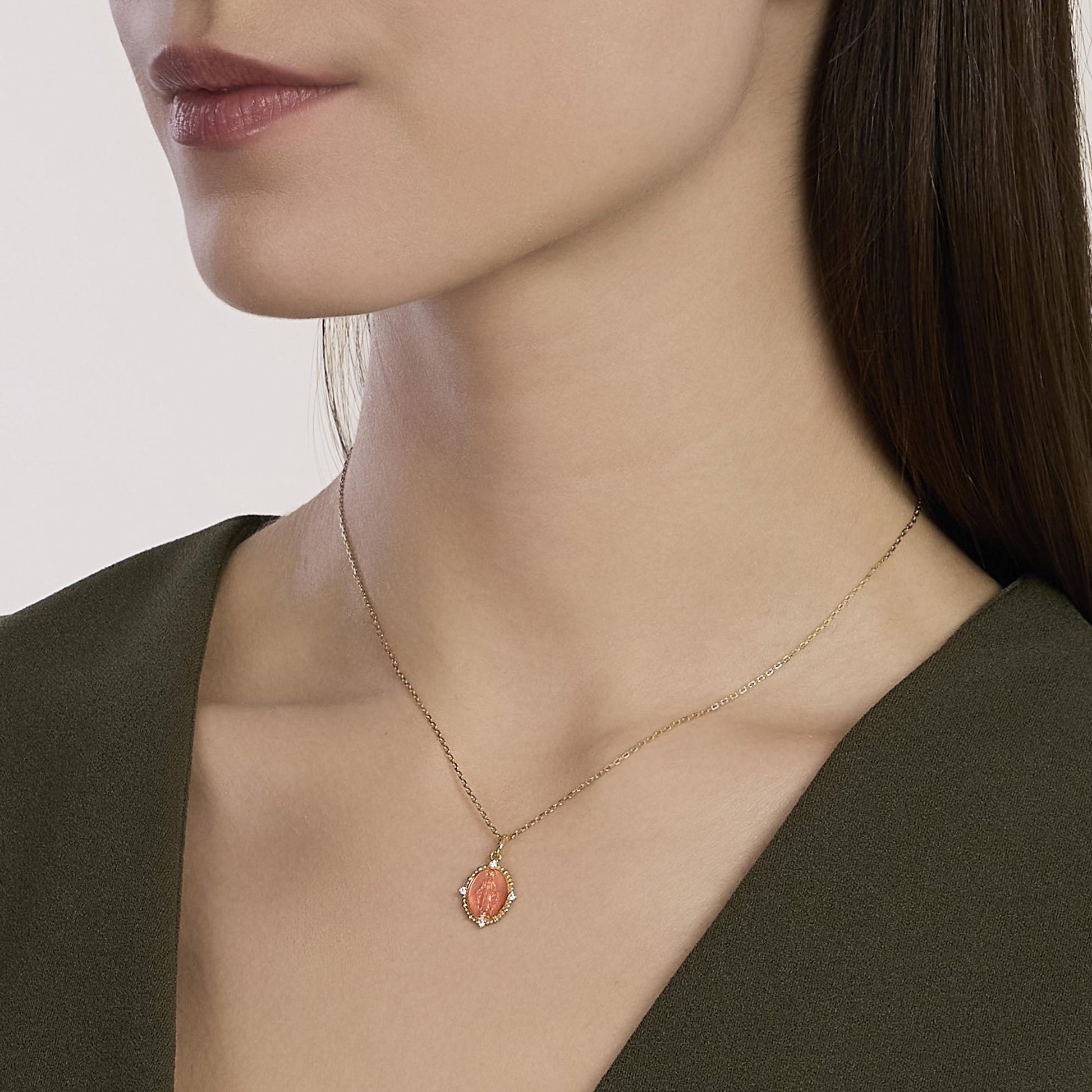 Girocollo da donna Mabina Lady Madonna 553911 in argento placcato oro 18K con ciondolo Madonnina rosa corallo e zirconi - Alfano Gioielli Palermo.