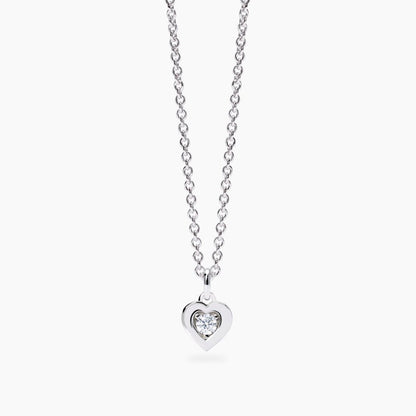 Girocollo Mabina in argento 925 con elemento centrale a tre diamanti lab grown taglio brillante disposti in linea.