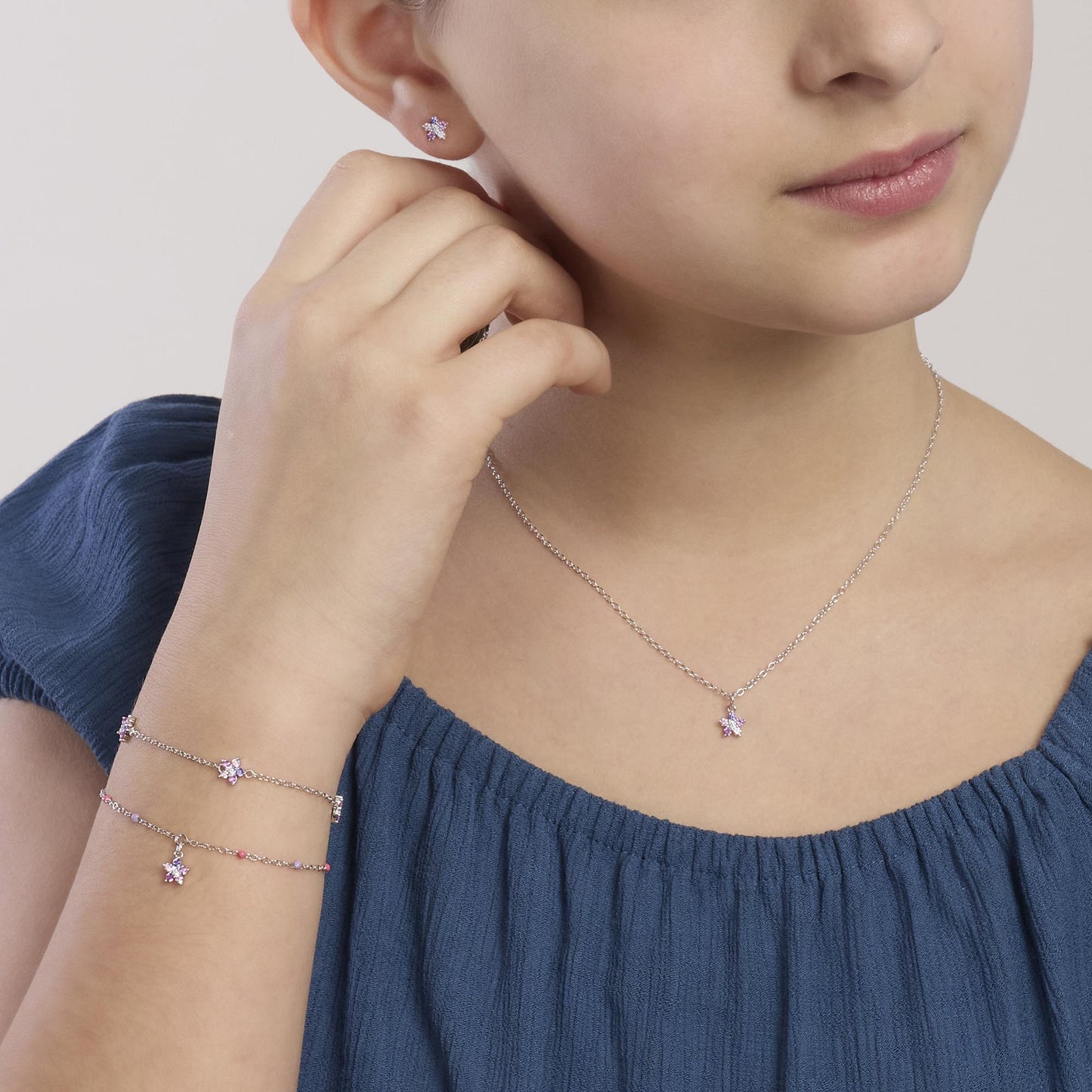 Orecchini a lobo per bambina Mabina Fun Flower 563958 in argento 925 con fiori in tormalina rosa sintetica e zircone centrale - Alfano Gioielli Palermo.