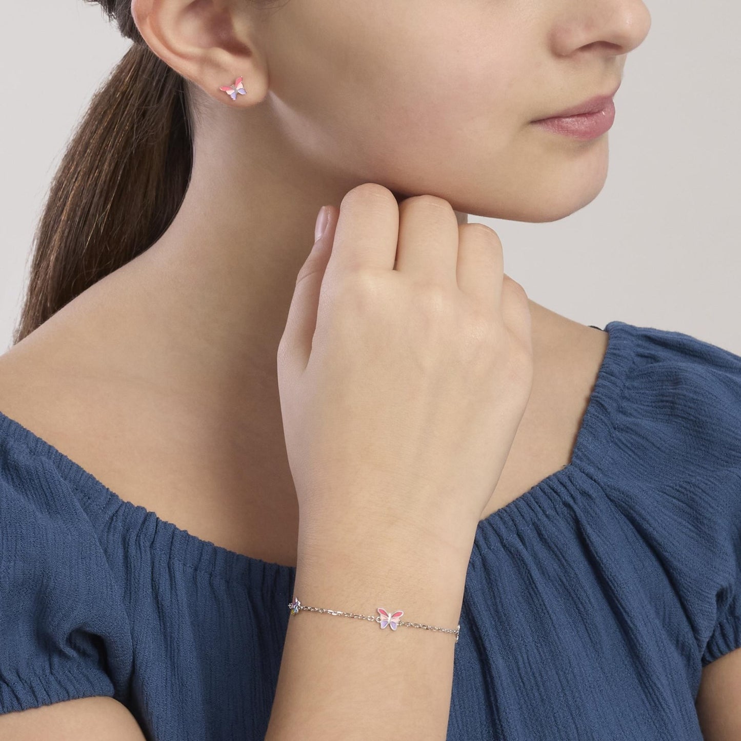 Orecchini a cerchietto per bambina Mabina Junior 563961 in argento 925 con pendenti a farfalla smaltata rosa e azzurra - Alfano Gioielli Palermo.