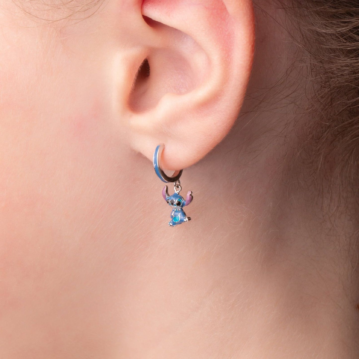 Orecchini pendenti in argento 925 Disney Stitch con dettagli in smalto azzurro - Alfano Gioielli Gioielleria Palermo.