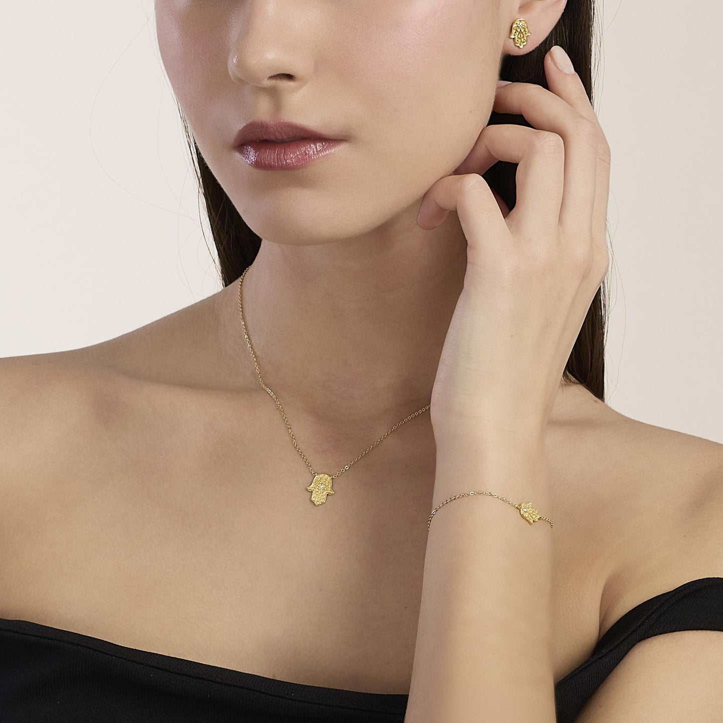 Orecchini a lobo da donna Mabina 563973 in argento placcato oro 18K con simbolo Mano di Fatima e zirconi bianchi - Alfano Gioielli Palermo.