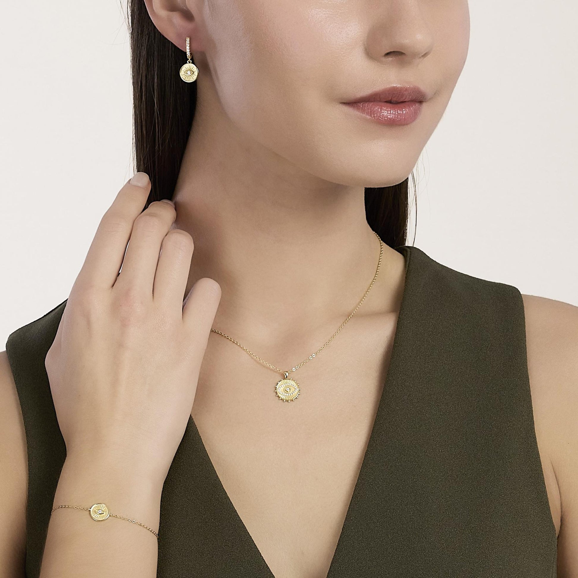 Orecchini a cerchio da donna Mabina 563974 in argento placcato oro 18K con ciondolo occhio portafortuna e zirconi bianchi - Alfano Gioielli Palermo.