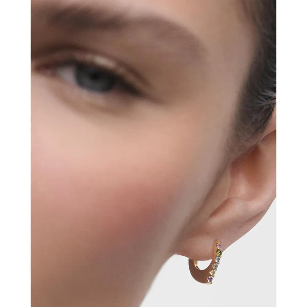 Orecchini a lobo PDPaola Oda in argento dorato 18K con design organico e zirconi multicolore incastonati - Alfano Gioielli Gioielleria Palermo.